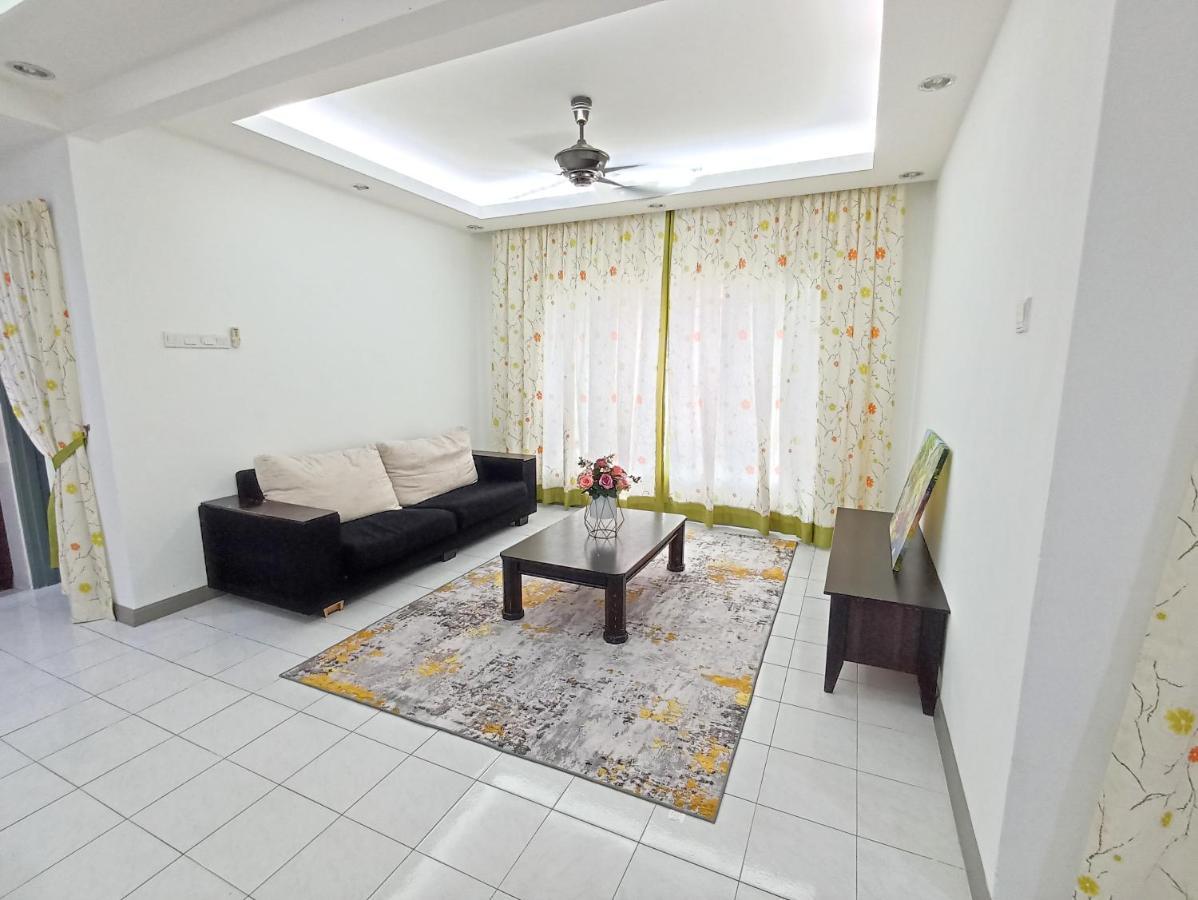 Tropika Homestay Bangi With 3 Bedrooms Kajang Exterior foto