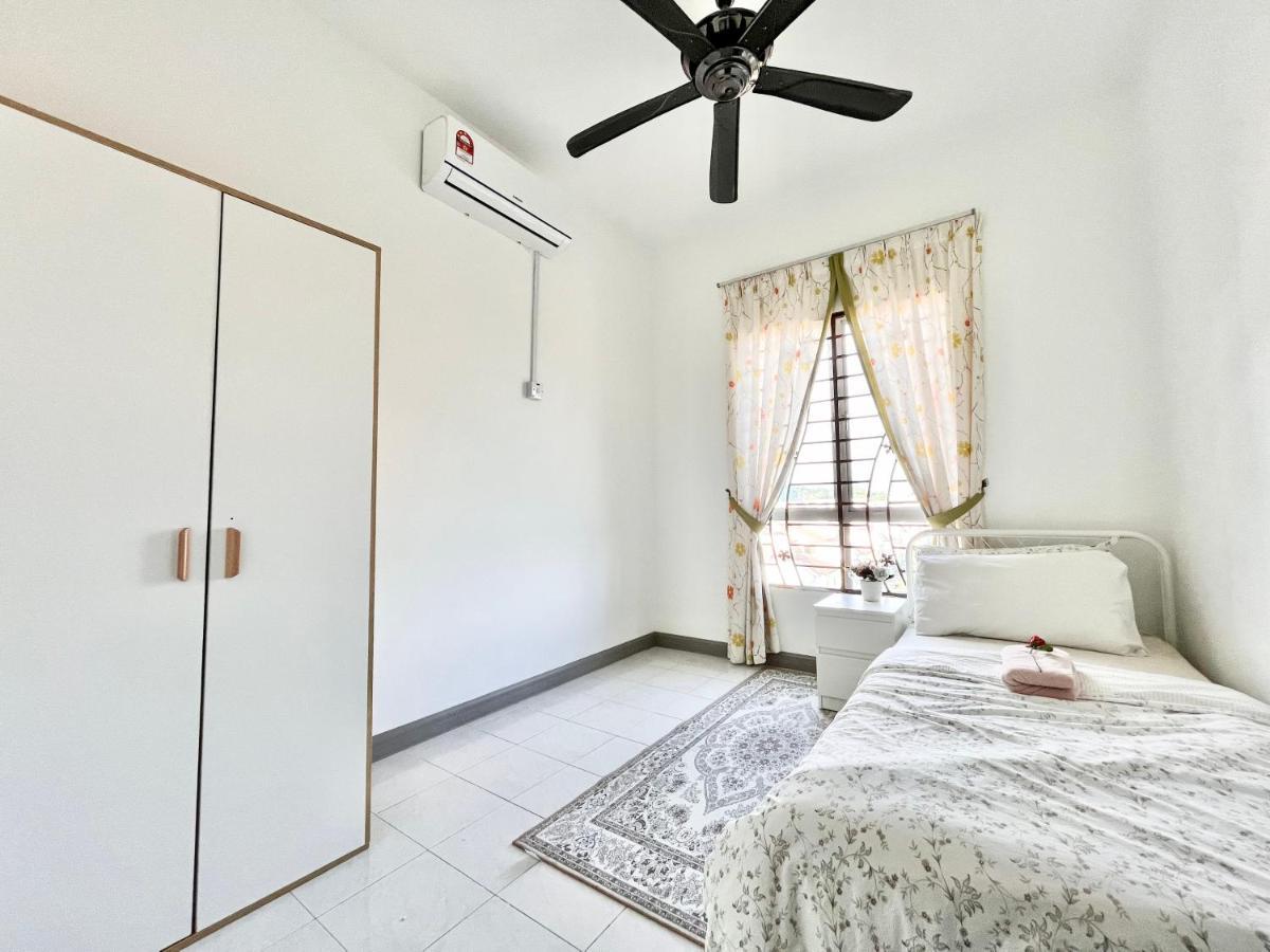 Tropika Homestay Bangi With 3 Bedrooms Kajang Exterior foto